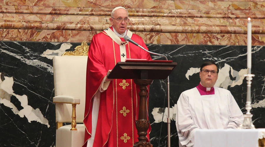 Papa Francisco: El obispo no puede dejar de ser el pastor que da la vida por sus ovejas