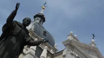 Estatua de San Juan Pablo II en Madrid (Espau00f1a). Cru00e9dito: Cathopic