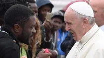 El Papa Francisco saluda a un inmigrante durante su visita a Bologna en 2017. Foto: Vatican Media