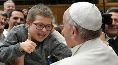 Papa Francisco agradece a voluntarios que permanecen como María al pie de la cruz