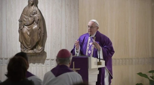 Confesarse no es ir a la tintorería, sino recibir el abrazo de amor de Dios, dice el Papa