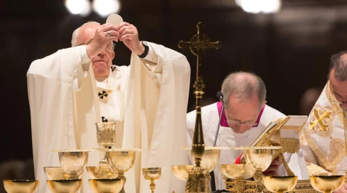 El Papa: Entristece ver fieles y obispos que hacen fotos en Misa. ¡No es un espectáculo!