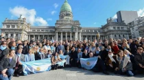 Polu00edticos se manifiestan por las dos vidas frente a Congreso de la Naciu00f3n Argentina  - Foto: Unidad Provida