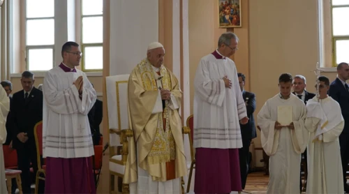 Más de 200 niños búlgaros reciben la Primera Comunión de manos del Papa