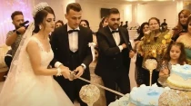 Rita y Rami durante la celebraciu00f3n de su matrimonio en Karamlesh (Irak). Cru00e9dito: Captura pantalla Vu00eddeo ACN