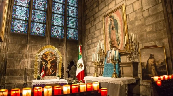 Imagen de la Virgen de Guadalupe coronada en la Catedral de Notre Dame. Crédito: Emmanuel Acua / Unsplash.