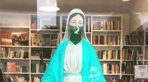 Pintan pañuelo verde pro aborto en imagen de la Virgen para una muestra feminista