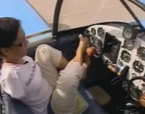 Jessica Cox piloteando su aviu00f3n (foto Youtube)