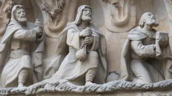 Relieve de los Reyes Magos en la basílica de la Sagrada Familia de Barcelona. Crédito: Cathopic