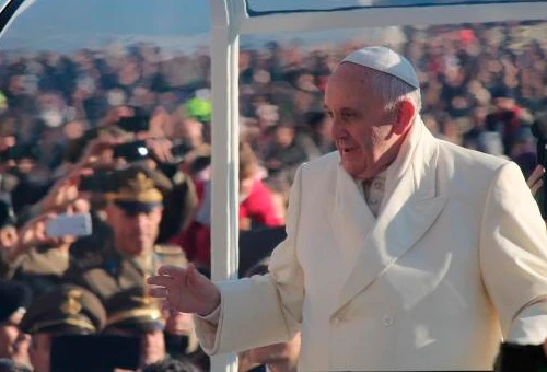 Papa Francisco: La cruz de la persecución está siempre en el camino cristiano