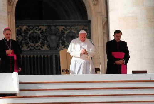 El Papa Francisco “¡no pierde un solo minuto!” y si necesita hacer una pausa… reza el Rosario