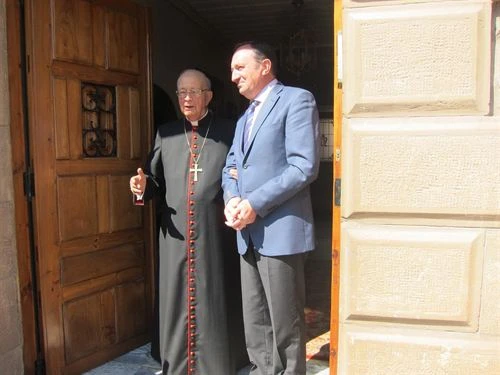 Cardenal Martínez  Somalo recibe a Pedro Sanz en su domicilio (foto Europa Press)