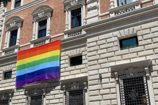 Embajada de Estados Unidos en el Vaticano exhibe bandera del “orgullo” gay en junio