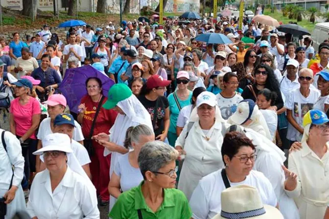 VIDEO Y FOTOS: Multitud recorre capital de Venezuela en Vialucis por la Paz