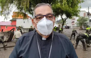 Arzobispo de Quito en Pambachupa, una de las zonas afectadas por el aluvión en Quito, Ecuador. Crédito: Facebook - Arquidiócesis de Quito. 