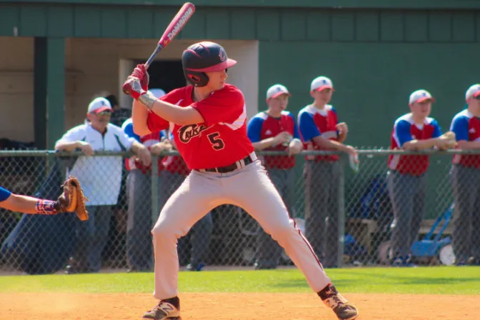 Exitoso deportista cambia el béisbol por el sacerdocio 