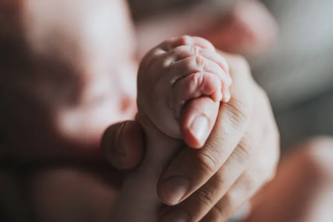 “Sin niños no tendremos futuro”, advierte obispo tras caída de nacimientos en Costa Rica