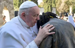 Papa Francisco abraza a Daniel Jude Oukegual. Crédito: Vatican Media. 