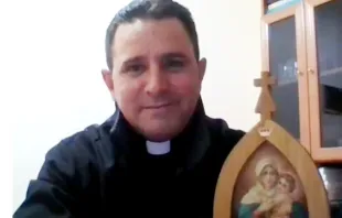 P. Bladimir Navarro. Crédito: Captura de video de Facebook de la entrevista realizada al P. Navarro por el programa "Sexto Continente" de la Radio Católica Online TV.  