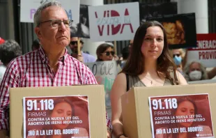 Plantón frente al Ministerio de Igualdad de España y entrega de firmas contra reforma de ley de aborto, 8 de junio de 2022. Crédito: HazteOir.org - Flickr (CC BY-SA 2.0). 