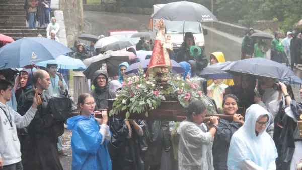 Procesión bajo la lluvia con la Virgen de Covadonga. Crédito: JEMJ