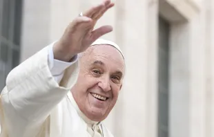 Papa Francisco alegre Crédito: Giulio Napolitano - Shutterstock