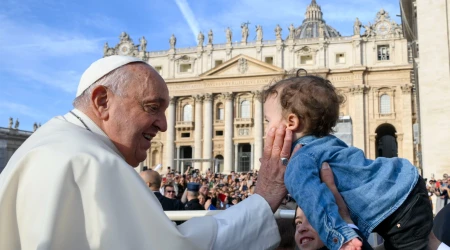 El Papa Francisco saluda a un niño durante una Audiencia General en la Plaza de San Pedro