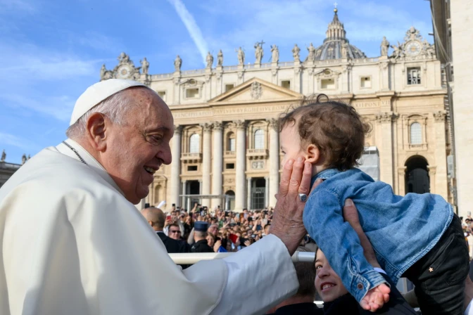 El Papa Francisco saluda a un niño durante una Audiencia General en la Plaza de San Pedro