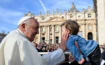 El Papa Francisco saluda a un niño durante una Audiencia General en la Plaza de San Pedro