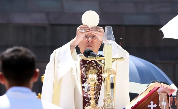 Moment in which Cardinal Pedro Barreto consecrates the host on the altar installed at the base of the Middle of the World monument. Credit: Eduardo Berdejo / EWTN News.