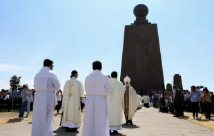 Obispos y sacerdotes llegan al altar levantado a los pies del monumento la Mitad del Mundo. Crédito: Eduardo Berdejo / EWTN News.