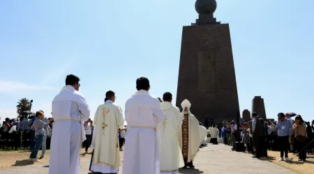 Obispos y sacerdotes llegan al altar levantado a los pies del monumento la Mitad del Mundo.