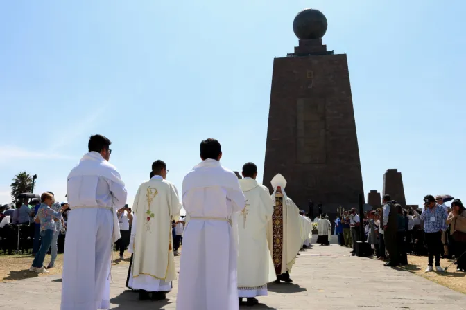 Obispos y sacerdotes llegan al altar levantado a los pies del monumento la Mitad del Mundo.