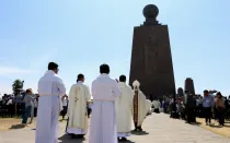 Obispos y sacerdotes llegan al altar levantado a los pies del monumento la Mitad del Mundo.