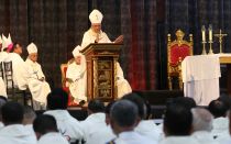 El Arzobispo de Santo Domingo, Mons. Francisco Ozoria, dirige su homilía durante el 53º Congreso Eucarístico Internacional Quito 2024.