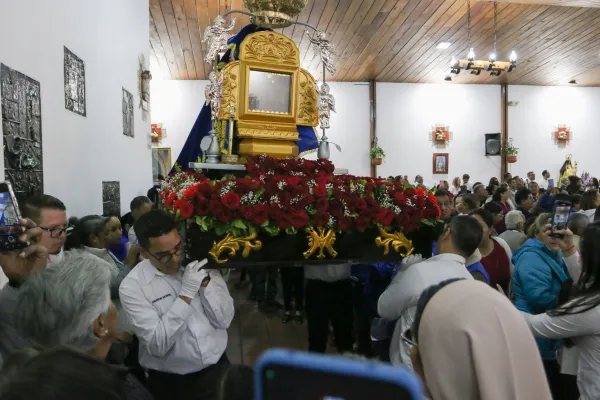 The Mass began with the entry of the image of the Virgin of Chiquinquirá, a devotion very dear to Venezuelans. Credit: Eduardo Berdejo / EWTN News.