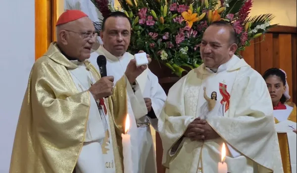 El Cardenal Baltazar Porras entrega una reliquia de primer grado del Beato José Gregorio Hernández. Crédito: Eduardo Berdejo / EWTN News.