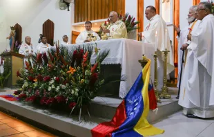 El Cardenal Baltazar Porras preside una Misa con la comunidad venezolana en Quito (Ecuador). Crédito: Eduardo Berdejo / EWTN News.