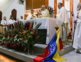 Cardenal Porras tuvo emotivo encuentro con migrantes venezolanos en Quito