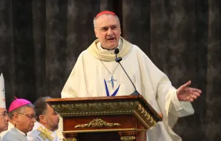 El Cardenal Mauro Gambetti celebra la Misa durante el Congreso Eucarístico Internacional Quito 2024. Crédito: Eduardo Berdejo / EWTN News.