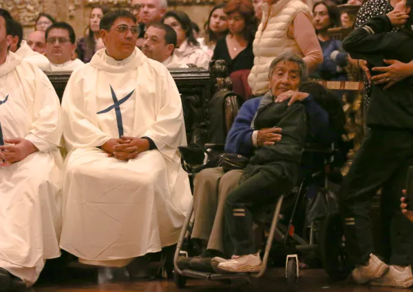 Las discapacidades físicas no fueron impedimento para esta anciana, quien asistió a la misa en español en la iglesia de San Francisco. Crédito: Eduardo Berdejo / EWTN News.