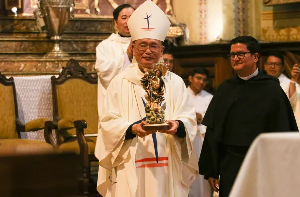 El Obispo de Taichung, Mons. Martin Yao Wen, celebró la misa en chino para la delegación de Taiwán, que se reunió en la iglesia de San Agustín. Crédito: Eduardo Berdejo / EWTN News.