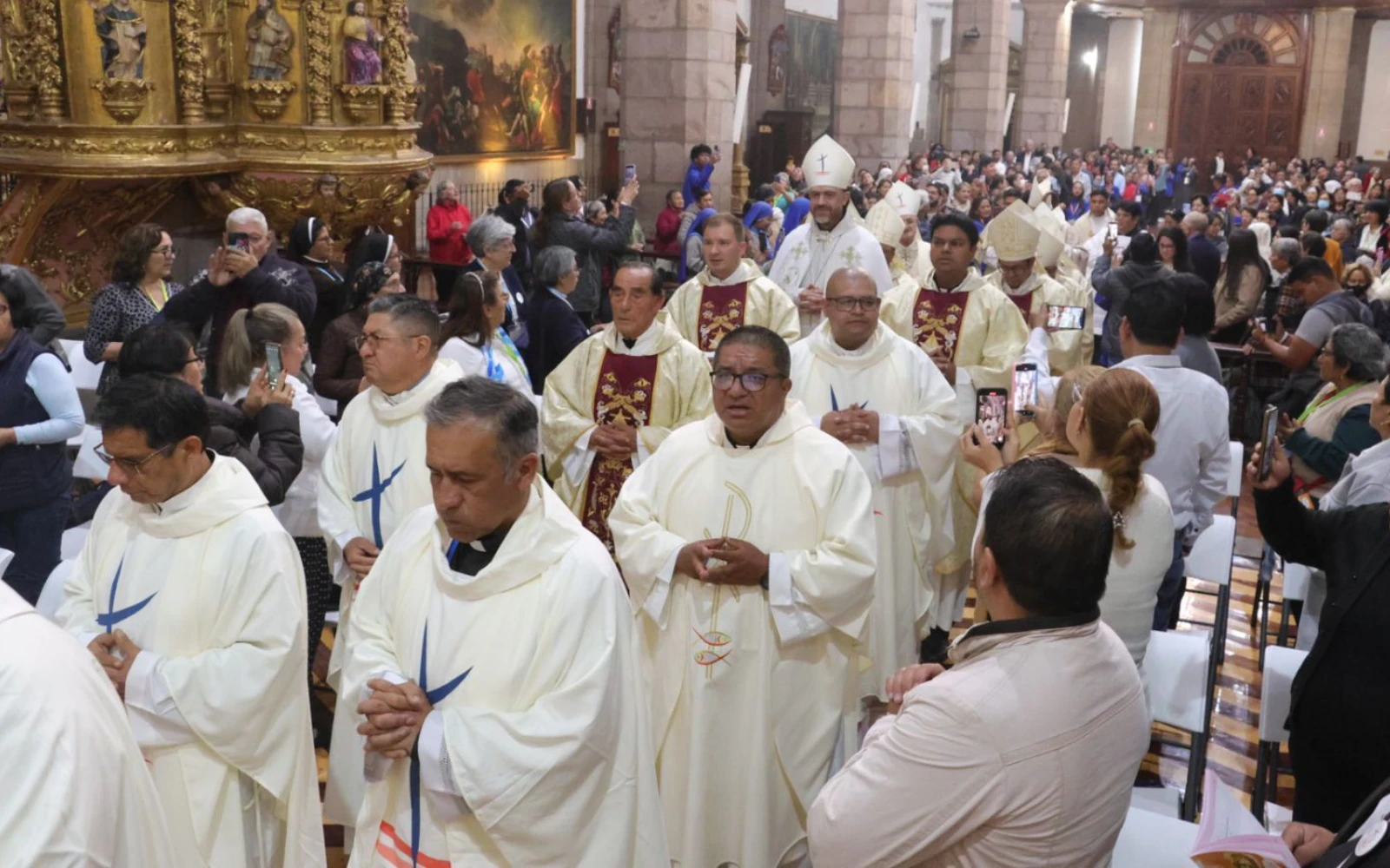 Sacerdotes y obispos ingresan a la Catedral de Quito para celebrar la Eucaristía en español.?w=200&h=150