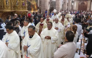 Sacerdotes y obispos ingresan a la Catedral de Quito para celebrar la Eucaristía en español. Crédito: José Colmenares / Arquidiócesis de Quito.