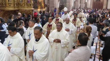 Sacerdotes y obispos ingresan a la Catedral de Quito para celebrar la Eucaristía en español.