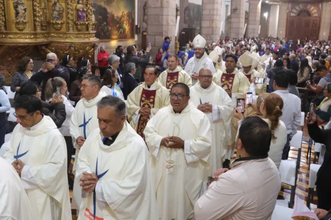 Sacerdotes y obispos ingresan a la Catedral de Quito para celebrar la Eucaristía en español.