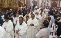 Sacerdotes y obispos ingresan a la Catedral de Quito para celebrar la Eucaristía en español.