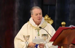 El Arzobispo de Sydney, Mons. Anthony Fisher, celebra la misa durante el sexto día del Congreso Eucarístico Internacional Quito 2024. Crédito: Eduardo Berdejo / EWTN News.