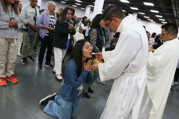 Como en cada misa, los fieles se acercaron a recibir la Eucaristía con devoción. Crédito: Eduardo Berdejo / EWTN News.