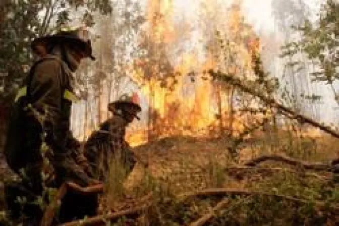 Arzobispo alienta solidaridad ante emergencia por incendios en Chile 